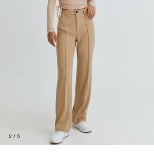 Byxor - Säljer dessa fina byxor ifrån bershka! Dom är supersköna och är i perfekt längd!!💕💕💕