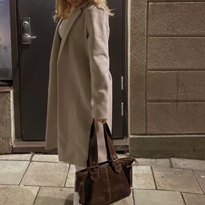 Kappa zara - Beige kappa från zara. Bra skick. Strl L men är som en S/M. Köpare står för frakt.