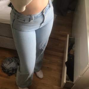 Säljer dessa fina jeans med slits då de är lite thighta🤍Ner till marken på mig som är 181🤍 Köparen står för frakt🤍