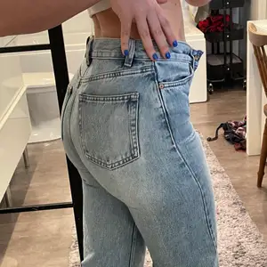 Ett par blåa vida jeans från monki i storlek 24! Från modellen Yoko. Säljer pga att de är för små! Fint skick! Skriv privat om du har frågor och pris går alltid att diskutera💛💛