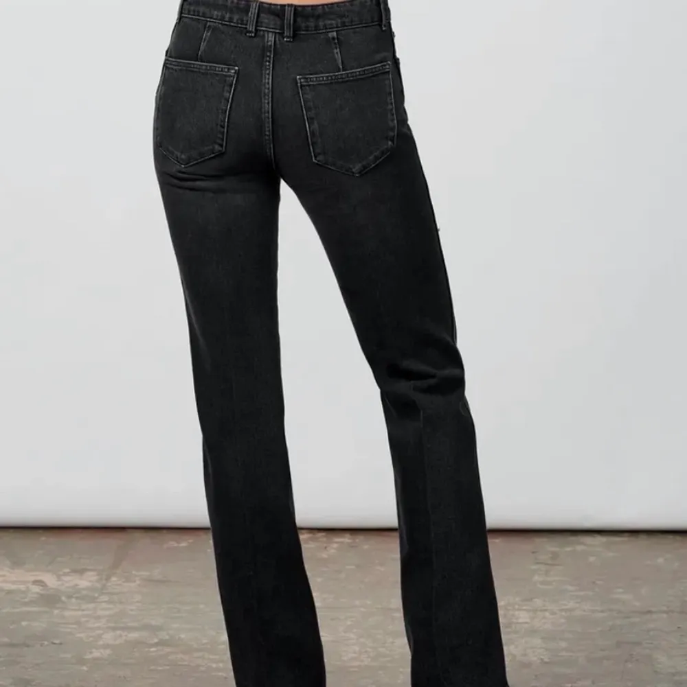 Säljer dessa helt oanvända jeans i storlek 38❤️. Jeans & Byxor.