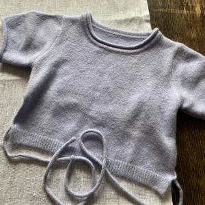 Stickad t-shirt topp - Garderobsrensning, lila stickad t-shirt topp som är öppen med ett knyte i ryggen (Vid mycket intresse startar jag budgivning)