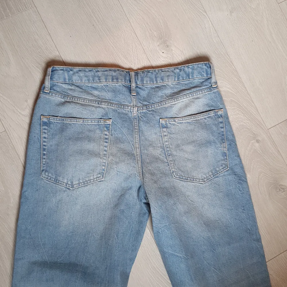 Helt Nya ripped jeans, en present som inte passade mig. Byxorna har lite av en casuel/baggy fit. 90-tals vibes, minimal byxor, aldrig använda. . Jeans & Byxor.