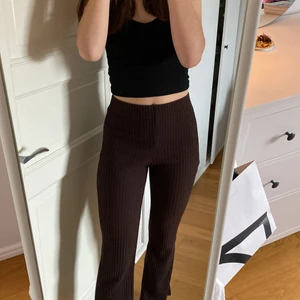 Byxor H&M strl S - Bruna byxor från H&M🤍 Nyskick. Storlek S. Passar mig som är 176 cm. Köparen står för frakten