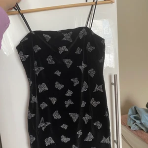 SHINE trendig svart klänning 💗 - Super gullig och snygg svart klänning med fjärilar på 🦋 den har en jättegullig öppning på ena kanten 💗💗 använd en gång på sommar avslutningen 2021 och köpte bara för att använda då 💕💗💗 köparen står för frakt (45kr) hör gärna av dig vid intresse 💗