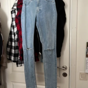 Jeans - Säljer då jag aldrig använder. Sitter ganska bekvämt. Skriv vid intresse eller frågor ♥️