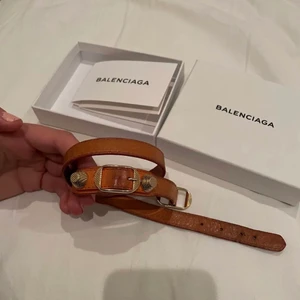 Balenciaga armband - Orangt Balenciaga armband, ganska slitet därav priset! Äkthetsbevis finns.