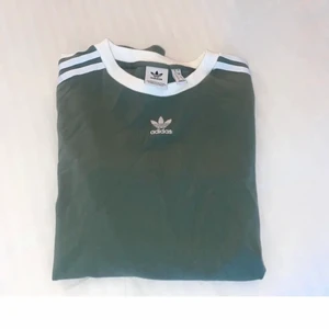 Adidas tröja - Jag köpte denna tröja på Plick för 230kr (bilderna är från tjejen jag köpte den av) den är jätte fin och skön, använt 2 gånger:)  (frakt är 79kr)