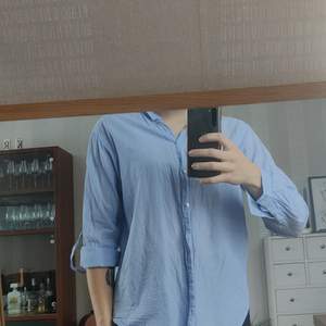 En använd blå skjorta men fortfarande bra kvalité! Köpt på HM i storlek S