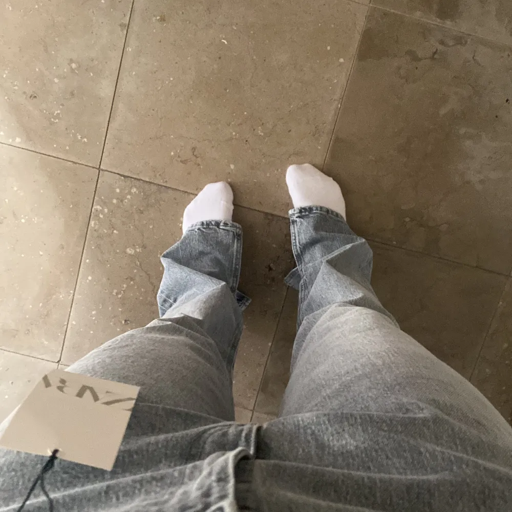 Helt nya zara jeans med lappar kvar. Delade långst ner. Ganska långa i storleken  är ca 165cm. Skriv för mer frågor och bilder!. Jeans & Byxor.
