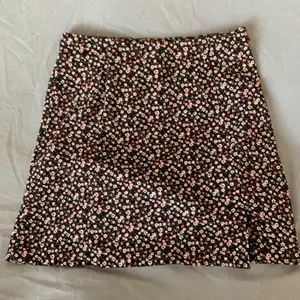 Jättegullig kjol från subdued, med gulligt mönster. Den är tyvärr för liten för mig så har inte kommit till användning. Det är först i kvarn, och köparen står för frakten💕