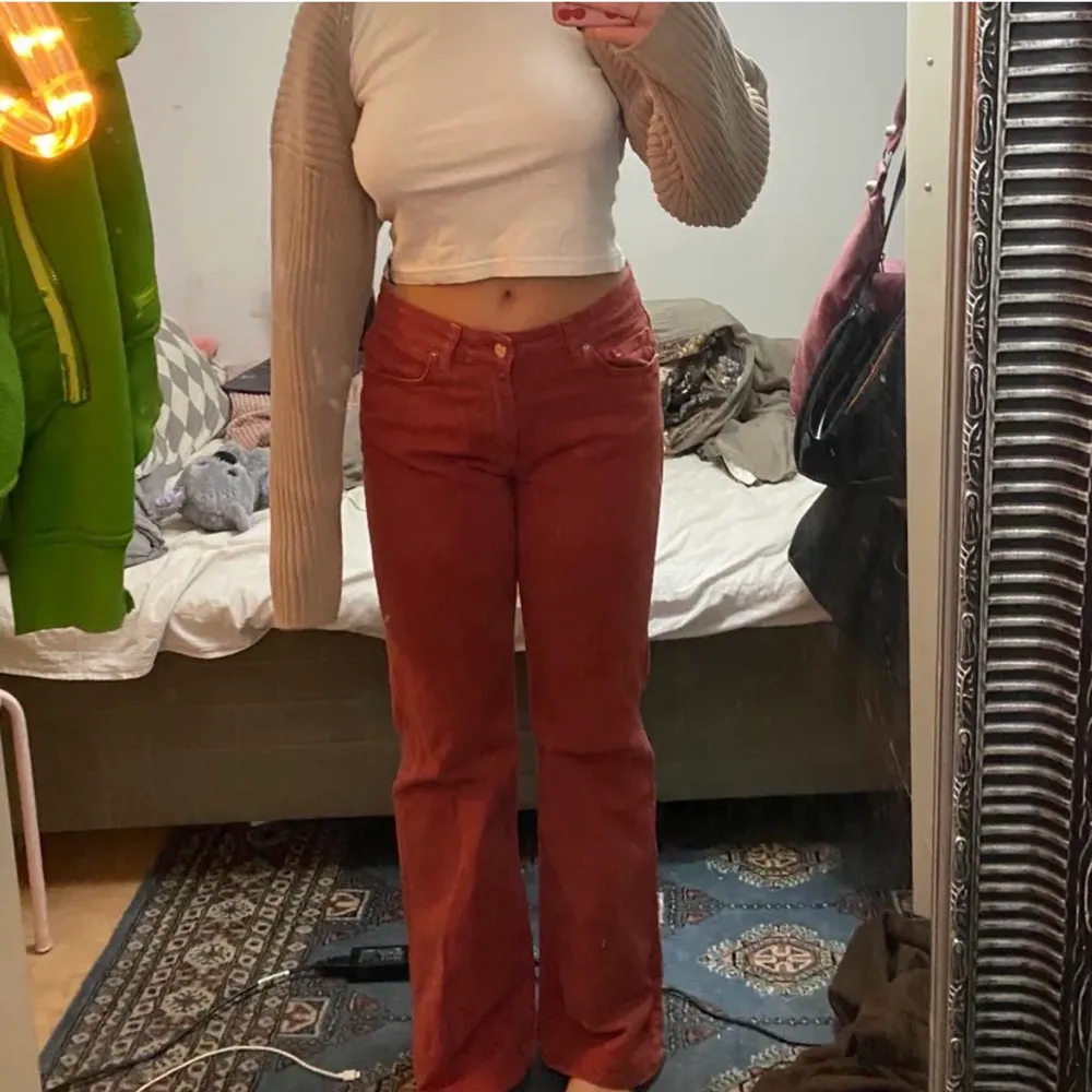 Röda jeans som är långa på mig som är 170 cm!. Jeans & Byxor.