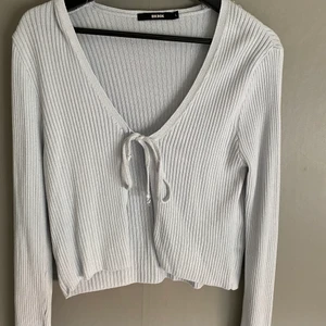 Ribbad kofta med knytning,Bik Bok,strl L - Denna turkosa ribbade kofta är från Bik Bok och är i storlek L, använd ett fåtal gånger och är jättefin nu till sommaren med ett linne under!