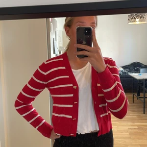 Kofta Monki xs - Randig kofta från monki med guldiga hjärtan som knappar. Verkligen så fin och i jätte fint skick, säljes pågrund av att det inte riktigt är min stil längre. 