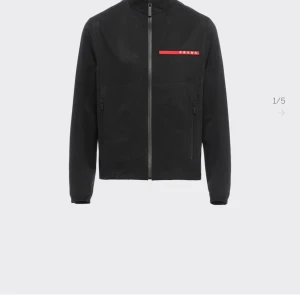 Jacka - Säljer nu denna helt äkta Prada jacka. ( bevis finns för att den är äkta) i storlek M. Den är köpt på Pradas hemsida ! I storlek M. Inköpt för 17.800kr. ( möts helt upp vid denna köp)