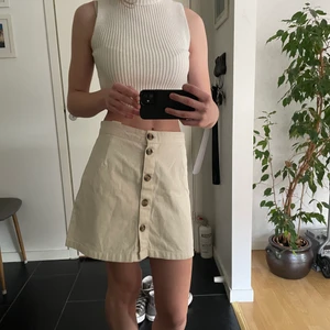 Fin beige kjol - En söt kjol köpt från monki, säljer den pga att den är lite för stor:( Storleken är 36/S och är perfekt till våren/sommaren❤️