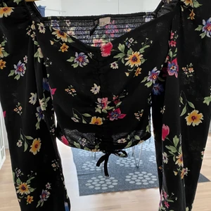 Blommig blus - Nyskick. Köparen står för frakten.