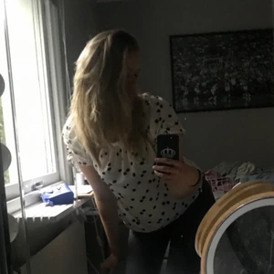 Prickig topp - Säljer denna fina prickiga topp. Den har knyten vid armarna och kan även funka som en offsholder-topp. Lapparna är bortklippta men sen passar bra på mig som är en S/M. Den är i bra skick och bara använd ett fåtal gånger. Frakten kostar 66 kr💖Skriv om ni vill ha fler bilder eller undrar något allmänt!!