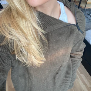 Cos tröja - Skitsaks tröja från cos med en zip. Passar mig med s