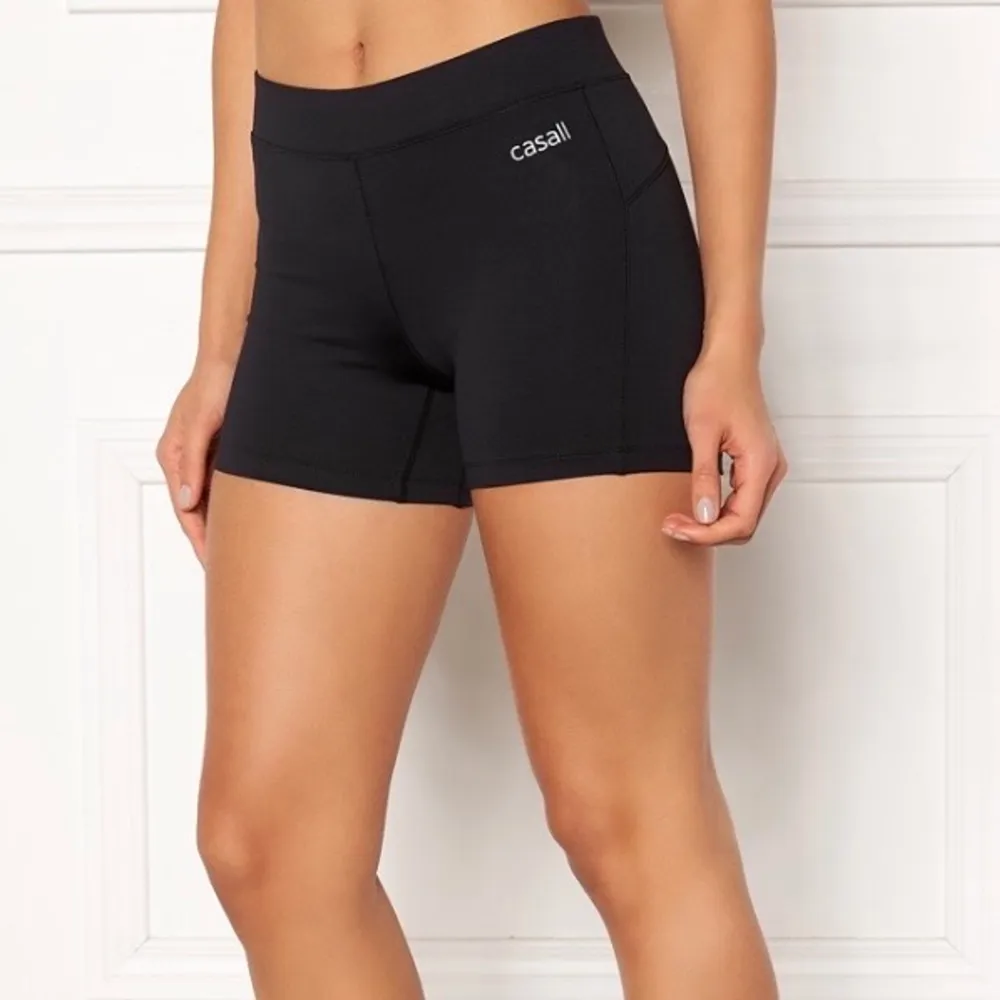 Casall tränings shorts, tajta svarta så snygga och enkla, passar till allt!!. Shorts.