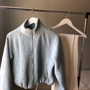 babyblå kofta och vita byxor! - Säljer båda dessa plaggen eftersom de inte kommer till användning! Båda har använts Max 2 ggr! OBS‼️ vita byxorna är genomskinliga!! Tröjan för 60 och byxorna för 40kr!!