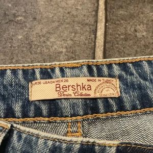 Blåa jeans - Bra skick, aldrig använts tidigare, hårdare material men sköna ändå