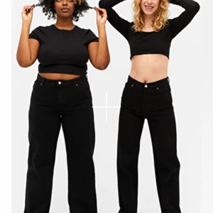 Yoko jeans från Monki - Super snygga jeans från Monki. Tyvärr blivit försmå pga av att de krympt i tvätten. Så skulle säga att de är en storlek S nu istället för M. Frakten är spårbar och köparen står för frakten.