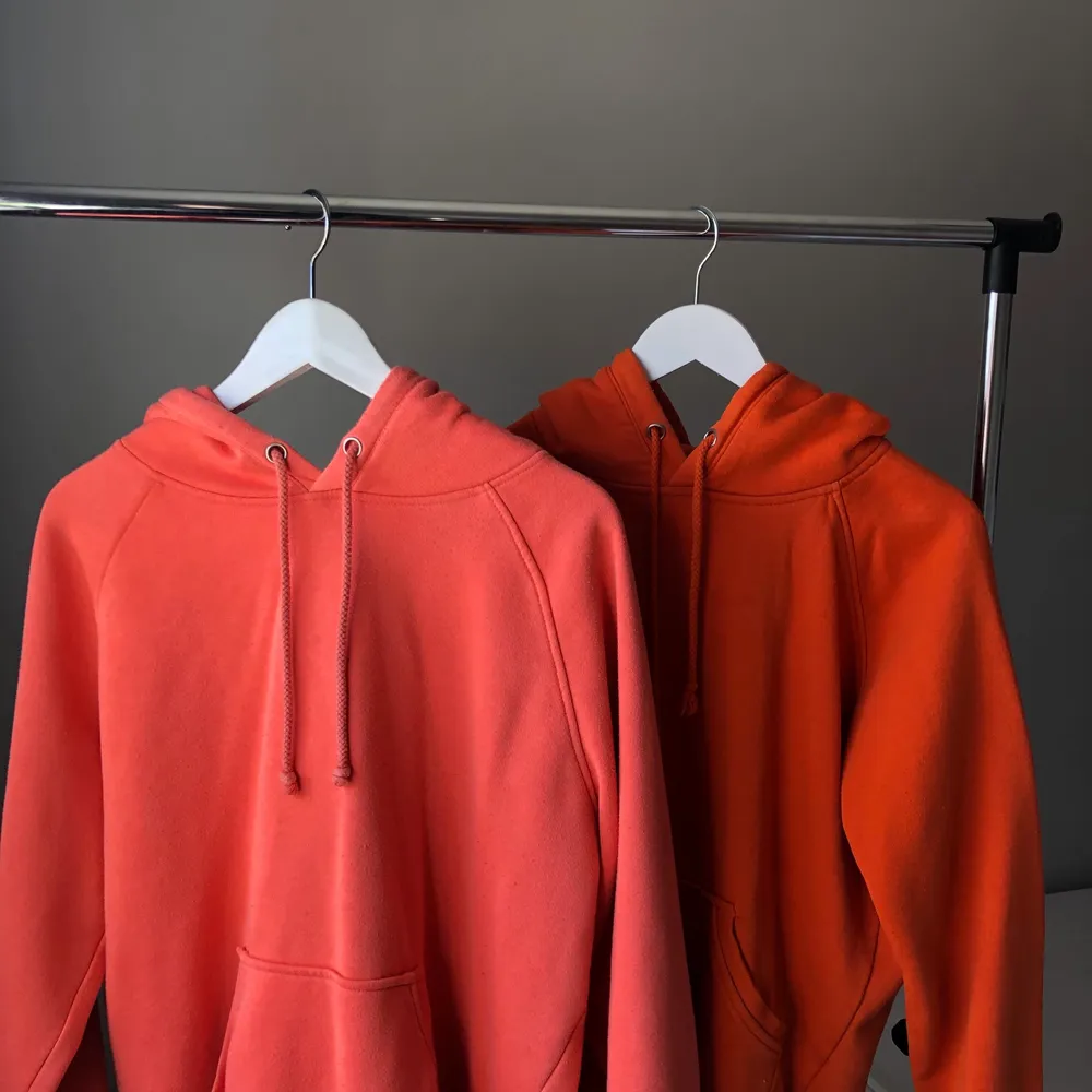 Säljer båda dessa bikbok hoodies! Den orangea är i strl S och den koralrosa är strl M. 50kr styck! ‼️‼️OBS kan samfrakta men frakten blir då 120kr medans 66kr för en!. Hoodies.