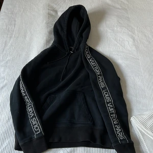 Louis Vuitton Reflective Sleeves Hoodie - Säljer för att den är för stor för mig. Nypris ca 7000kr, Skick 9/10. priset är lågt eftersom jag inte har fått den såld  kvittot finns inte!
