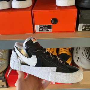 Nike Blazer x Sacai - Helt nya köpa från Nike i storlek 42.5 Eu! Säljer dem idag för samma pris som jag köpte dem för annars skickar jag tillbaka dem. 