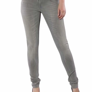 Helt Nudie jeans long tight John w28 - Helt ny Nudie jeans , Modell : long John tight enru grey. Storlek w28-L32 , Medja 38 cm x 2 . Längd 100 cm. Stretch . Material 98% cotton 2 % elastain 