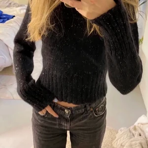 Klittrig tröja från vero moda stl S - Säljer min jättefina stickade tröja från vero moda 💞 köpt här på plick men är endast använd 1-2 gånger så den är i nyskick, den passar perfekt nu till våren men en kjol eller ett par jeans. Tröjan har krage och är i stl S ( lånade bilder!! )