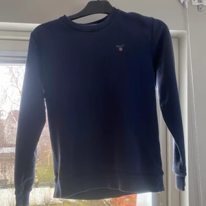 Gant tröja - En vanlig marinblå gant sweetshirt, knappast använd. Den är stor i storleken. Priset går att ändra på
