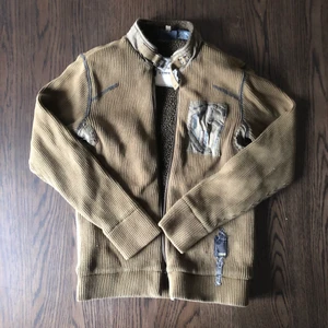 G-star kofta - Jätte skön kofta från g-star raw. Sjukt bra kvalite och varm och skön, tyvärr för liten för mig annars hade jag rockat varje dag. Tjejstorlek medium sitter som herr S/XS