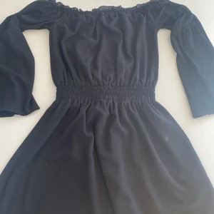 NA-KD - super finnnnn svart klänning från NA-KD som är i superbra skick! Står storlek small men är väldigt strechig