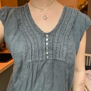 Gullig klänning - Jättesomrig mjuk fin klänning i en gråblå färg. Passar bra till sommaren! Fint material.