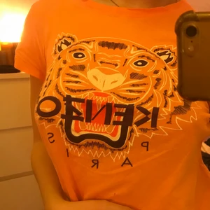 Kenzo T-shirt  - T-shirt från Kenzo. Kontakta för bättre bilder! 