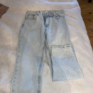 Jeans - Ett par skit snygga mom jeans som är använda 3-4 gånger bara,säljs då de inte kommer till användning, dom är i fint skick osv🤍 Dom är i strl M men passar på både en S och M