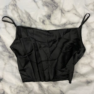 linne - Har aldrig använt denna då det inte är min stil😅 Men jag tycker den är jättefin och det skulle vara snyggt att ha det på sommaren men som sagt inte min stil. Den är väldigt tun och det kan vara skönt på sommaren. den täcker inte hela magen utan är som en magtröja skulle jag säga💕