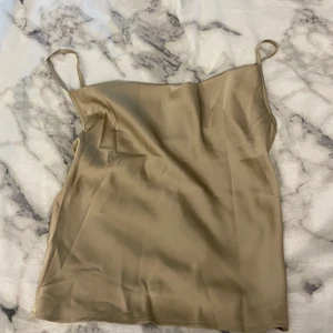 linne - Har aldrig använt denna för det är inte riktigt min stil😅 Fick den i present och har inte rört den sen dess💕 Jag skulle tro att den är skön på sommaren eftersom den inte är så tjock🙂