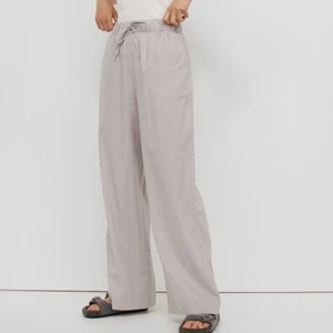 Linnebyxor - Grå/beiga linnebyxor från Hm. Oanvända med lapp på. Passar xs-m skulle jag säga.