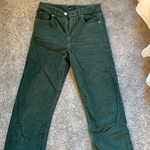 Gröna manchester byxor - Säljer mina gröna manchester byxor som är från Gina Tricot. Sparsamt använda och i bra skick. Sitter bra på mig som är 164cm lång. Köpta för ca 300kr. ✨Säljer för 80kr + frakt✨ (Hör av er i dm om ni har frågor eller är intresserade)