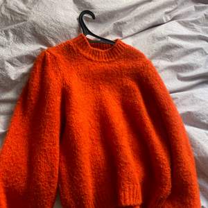 Orange stickad tröja från Vero Moda storlek S