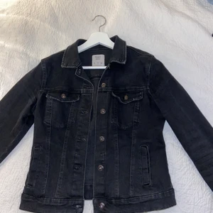 Jeansjacka bershka stl S - Snygg jeansjacka stl S, perfekt till våren! 200kr inklusive frakt!