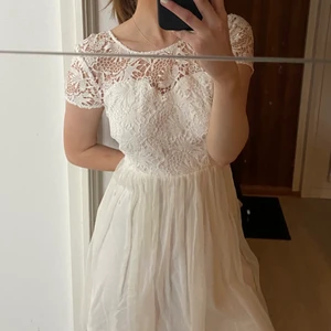 Vit klänning - Jättefin klänning till studenten, säljer då jag har hittat en annan🥰strl 36