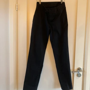 Marinblå kostymbyxor från Kooples - Snygga kostymbyxor från Kooples med tacksamt material som inte skrynklar, rak modell, normalhög midja, mörk marinblå färg. 