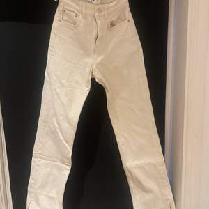 Jättefina vita byxor med slits från Pull&Bear, storlek 34