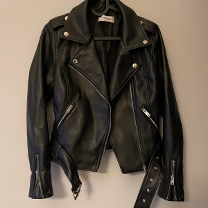 Glamorous skinnjacka  - Säljer denna snygga skinnjacka, märket Glamorous. Använd fåtal gånger och hänger nu endast i garderoben då den är liten för mig. Storlek 34, sitter som en xs/s:) Köpt av en annan tidigare här på  Plick, köpte den med prislappen kvar.