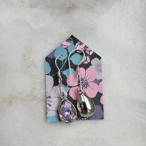 Örhängen med sten glittrande  - Pink Dreams är precis som det låter, rosa drömmar! Med en extremt glittrande rhinestone som skiftar nyans i vit och rosa kristall samt 100% handgjorda delar får du ett unikt par örhängen med silverpläterad tråd.   Även de med allergi kan använda dessa.  Samfraktar gärna om så önskas.    Se Smycket live på instagram sannas_hantverk.  