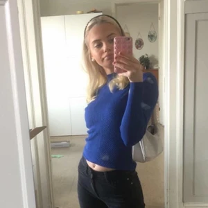 Blå polotröja - En tröja i den Populära färgen royal blue, sitter tight och är jättesnygg, långa i ärmarna. Slutsåld och trendig. nypris-299kr